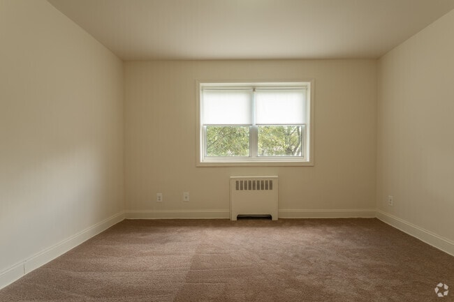 Bedroom - Grymes Hill Apartments