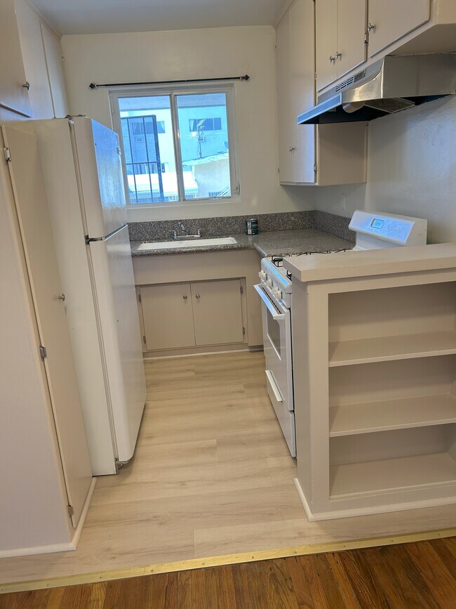 New Kitchen Floor - 7704 Romaine St Unidad 8