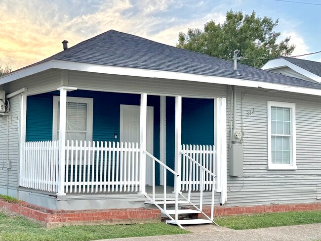 Building Photo - 313 N Llewellyn Ave Rental