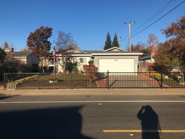 Building Photo - Clean Neat 3 Bedroom 2 Bathroom 1008 sft R...