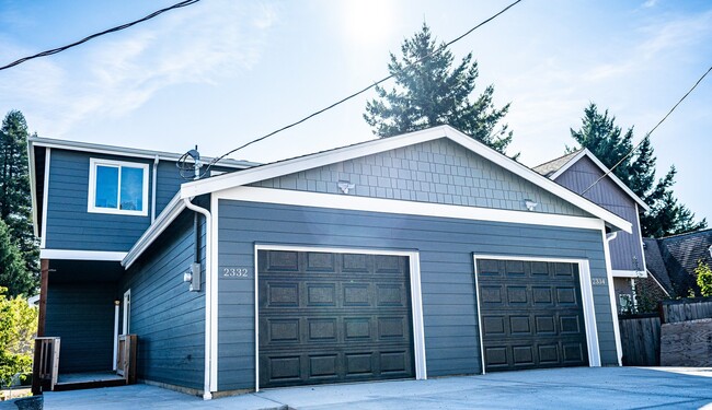 Building Photo - Large Duplex in a Quiet Location!