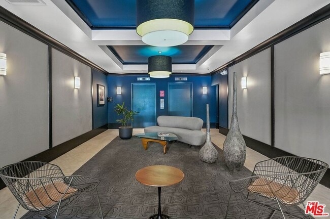 Photo - 585 N Rossmore Ave