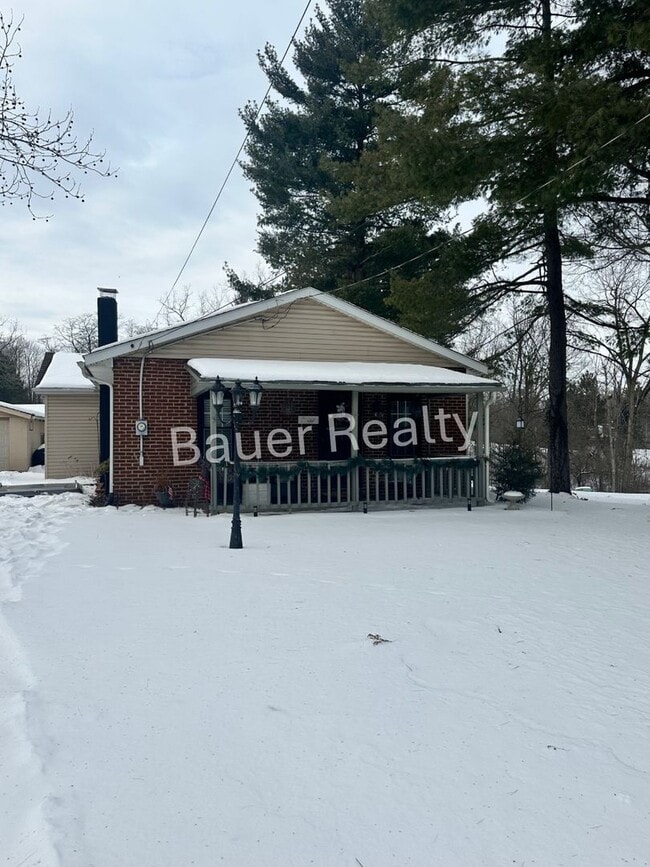 Building Photo - Three Bedroom, Country Setting