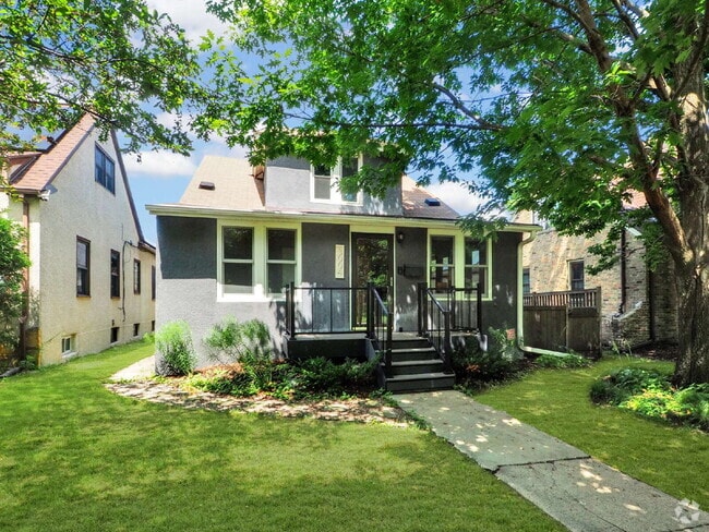Building Photo - Spacious 5 bedroom home on Minnehaha Parkw...