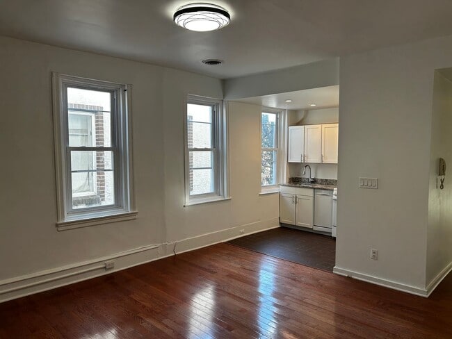 Newly Renovated 2 Bedroom 1 Bath -- Fabric... - Newly Renovated 2 Bedroom 1 Bath -- Fabric... Apartment Unit #3F