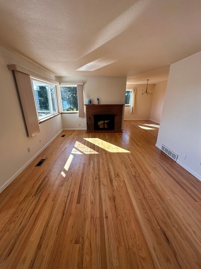 Photo - 3 Bedroom 1 bathroom home in Mukilteo