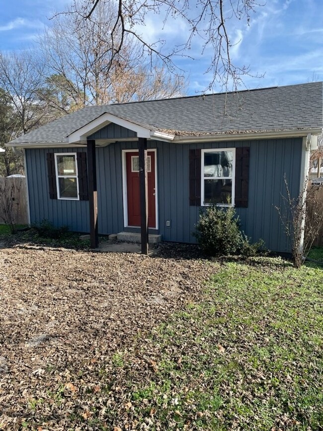 Building Photo - ADORABLE COTTAGE-STYLE HOME