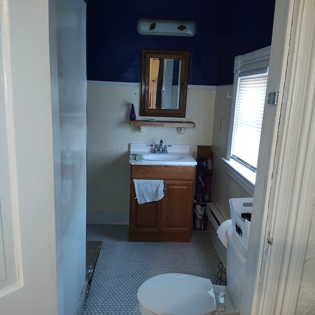 Building Photo - 535 W 8th St Unit 2nd floor front