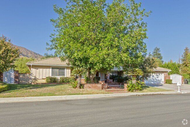 Building Photo - Beautifully Updated 4-Bedroom Ranch-Style ... Rental