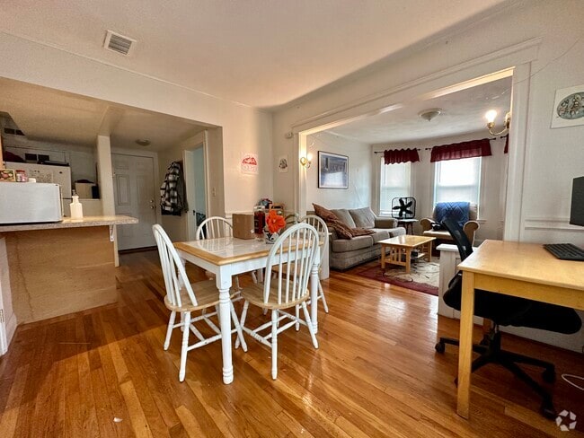 Building Photo - 221 Summer St Unit 3r Rental