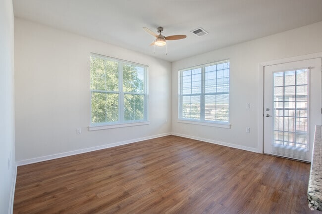 2BR, 2BA - 1086SF