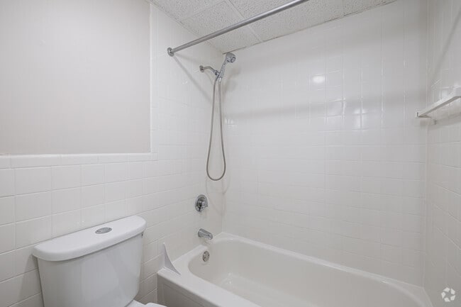 1BR, 1BA - 625SF - Bathroom