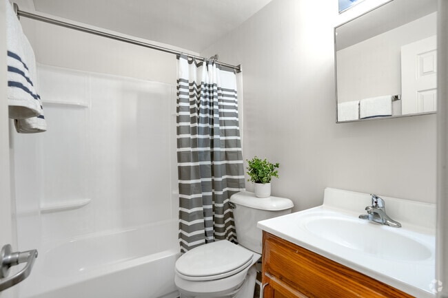 3BR, 1.5BA - 878SF - Hall Bathroom