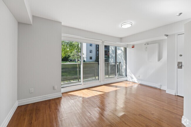 1BR, 1BA - 730SF - Living Room