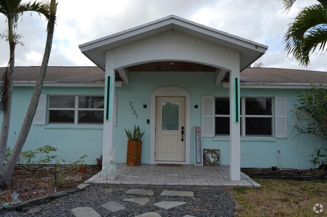 Building Photo - 7131 Oakmont Dr Rental