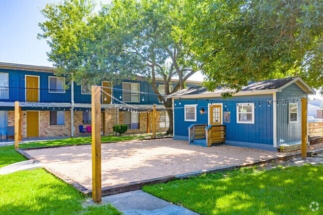 Building Photo - 1305 Memorial Dr Unit 32 Rental