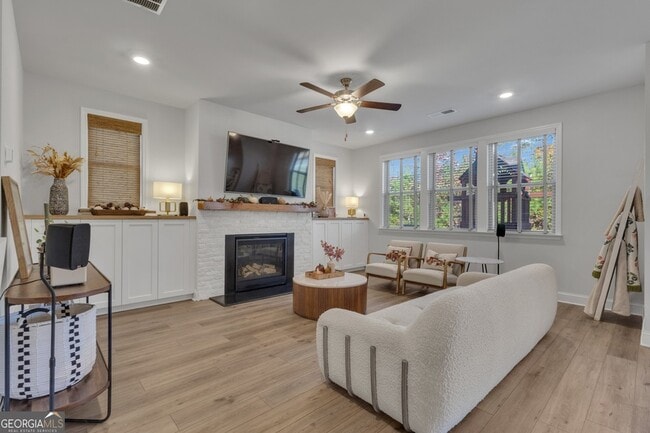 Photo - 411 Kinross Ln