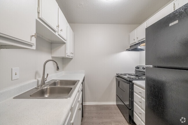 1BR, 1BA - 640SF - Kitchen