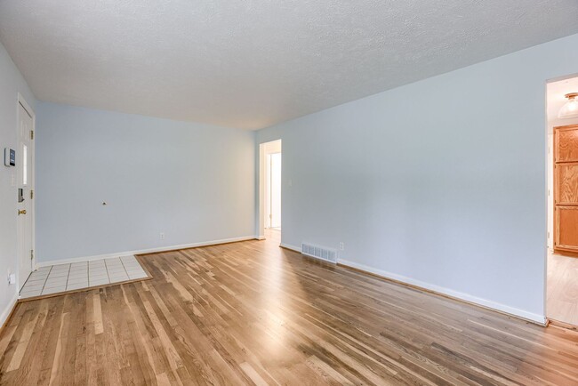 Photo - Charming 2 Bedroom With Bonus Room!!