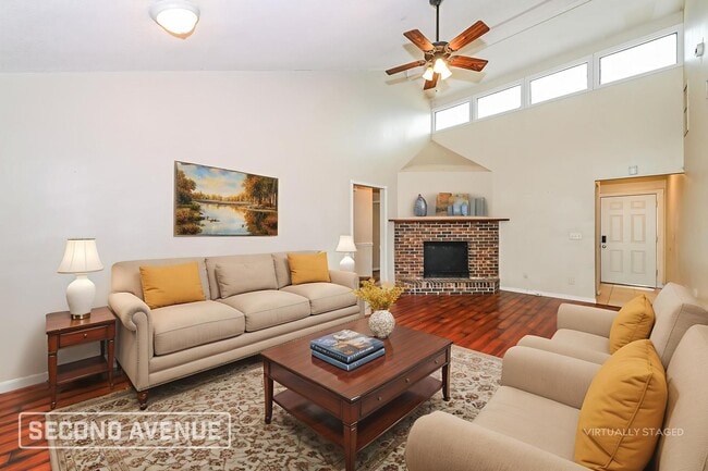 Photo - 1540 Lake Shore Blvd