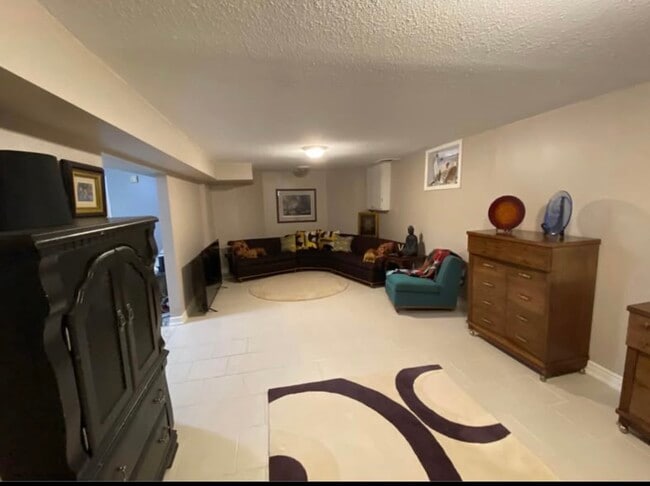 Building Photo - 7150 Burbank Cres Unit Spacious basement apartme