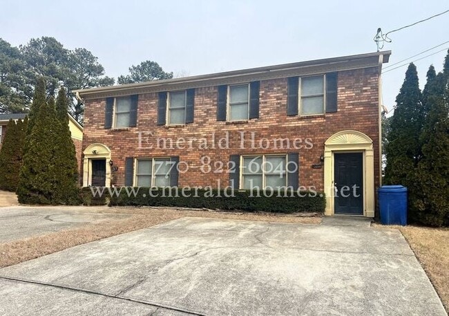 Building Photo - FINALLY a 2 bedroom 1.5 bath townhome available in Lawrenceville!