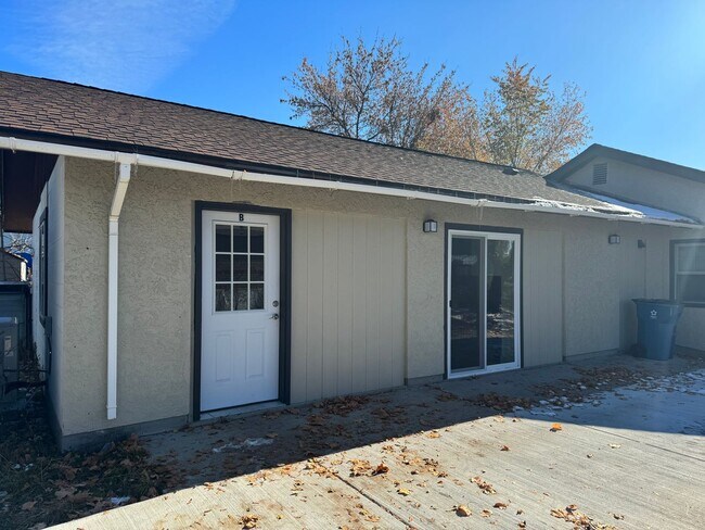 Building Photo - 2236 Burlington Ave Unit B