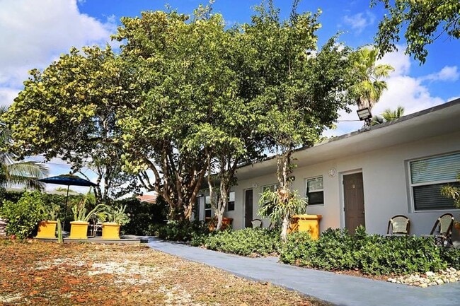 Building Photo - 5403 Pembroke Rd