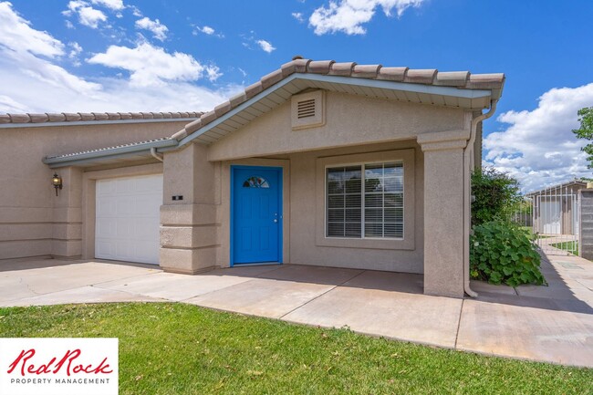 Remodeled 3 Bedroom Townhome with Great Vi... - Remodeled 3 Bedroom Townhome with Great Vi...
