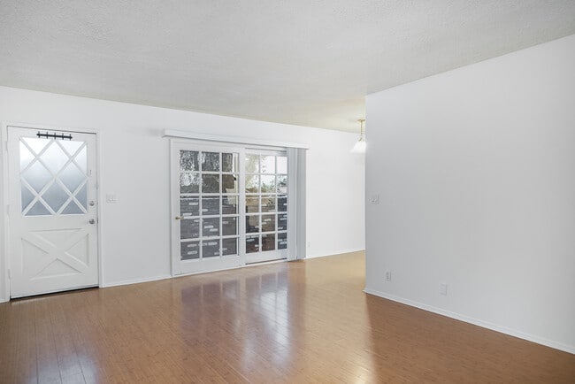 Building Photo - 11511 Ohio Ave Rental