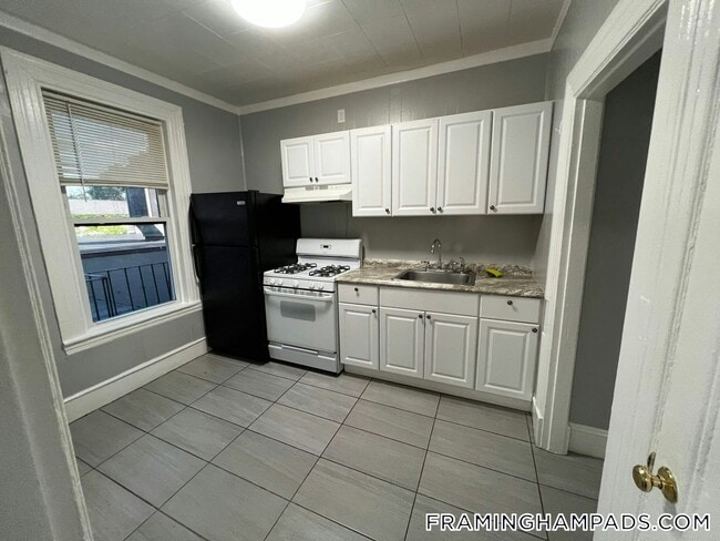 Building Photo - 64 Hollis St Rental