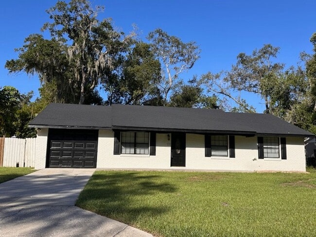 Building Photo - NEAR DOWNTOWN MOUNT DORA