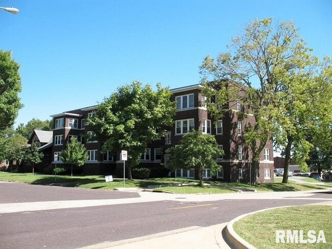 Building Photo - 500 NE Madison Ave Unit A6