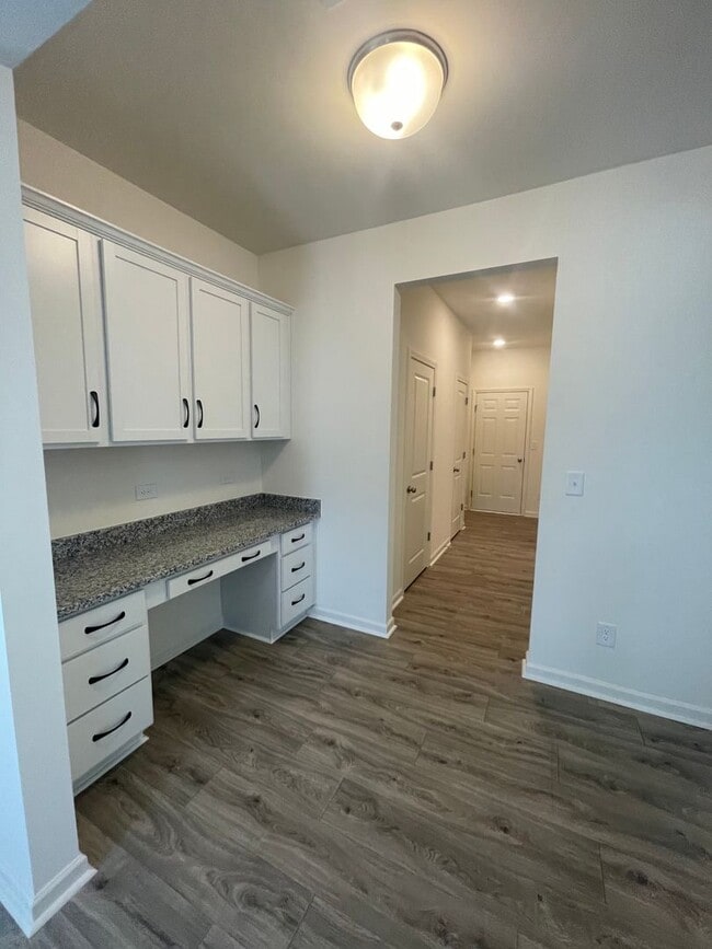 Photo - BEAUTIFUL Paired Home 3 br 2.5 ba with 2 car garage minutes from I-77 and I-40 - AUGUST MOVE IN