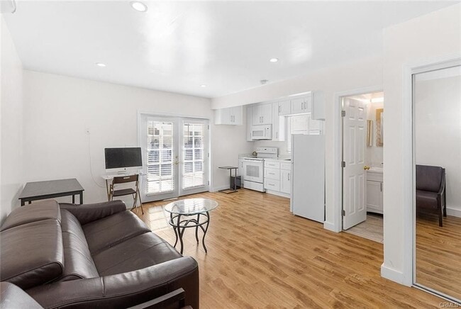 Photo - 8829 Sylmar Ave