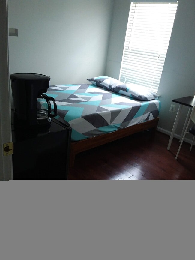 Photo - 835 Ferndale Ter NE