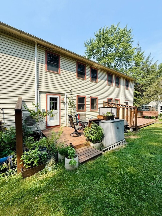 Building Photo - Beautiful 3 level townhouse - ALL utilitie...