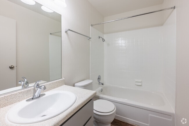 3BR, 2BA Second Bathroom - Casa De Alicia Apartments