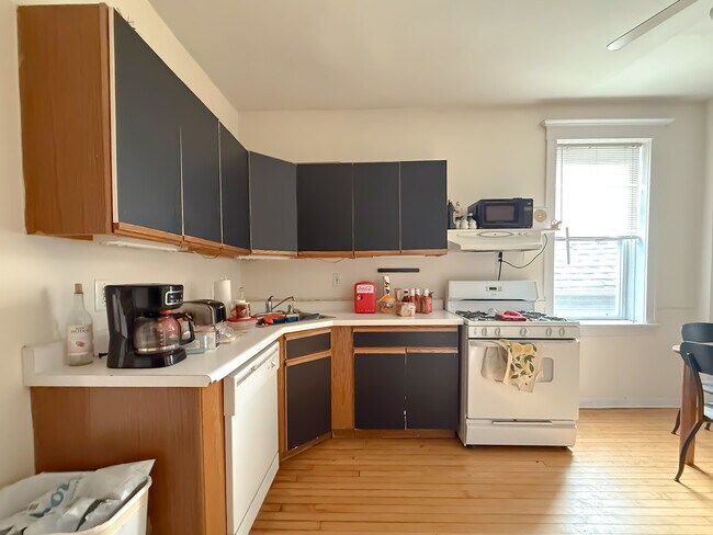 Photo - 2442 N Ashland Ave Unit 3