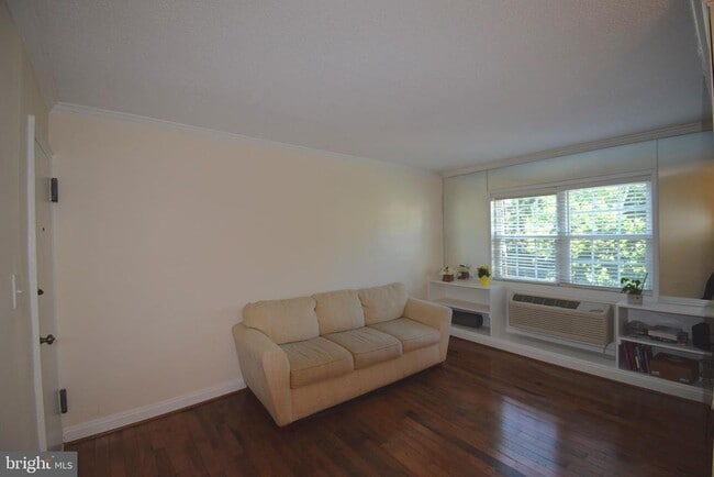 Building Photo - 2241 Farrington Ave Unit 303 Rental