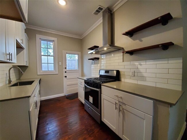 Photo - 925 E 41st St