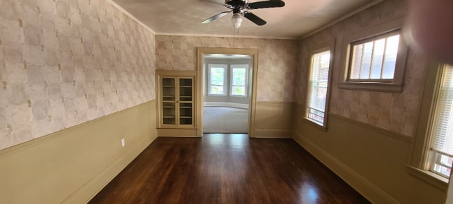 Photo - 933 W 9th St