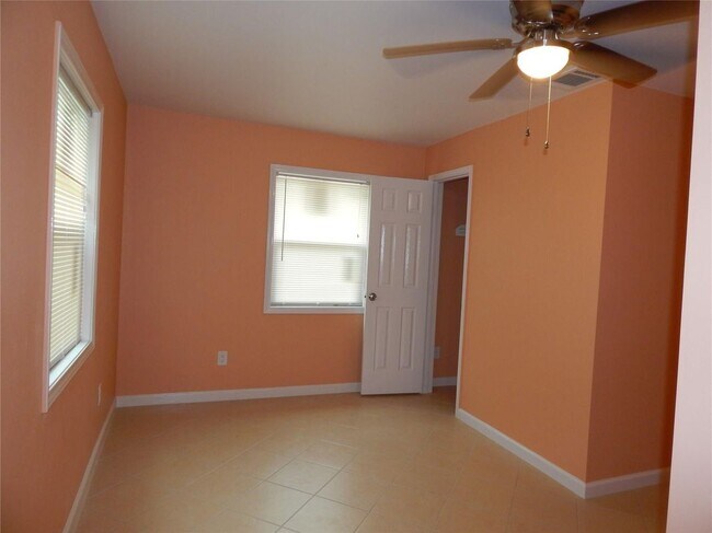 Photo - 1305 Jennifer Ln