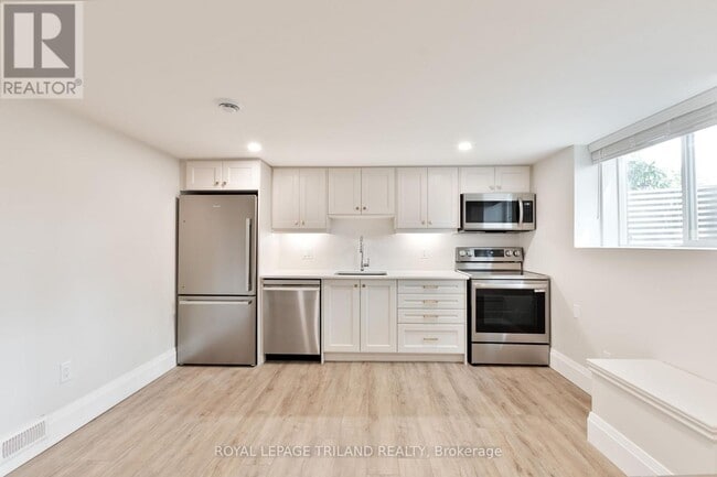 Photo - 16 Inverary Rd