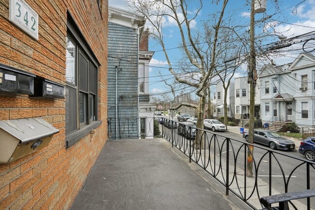 Photo - 342 Ogden Ave. Unidad 1