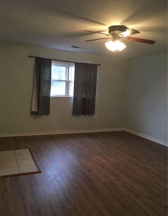 Dining Area - 592 Spencer St NW