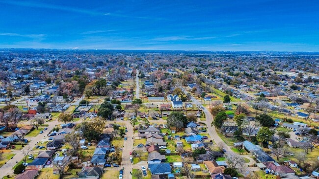 Photo - 834 Ellington St