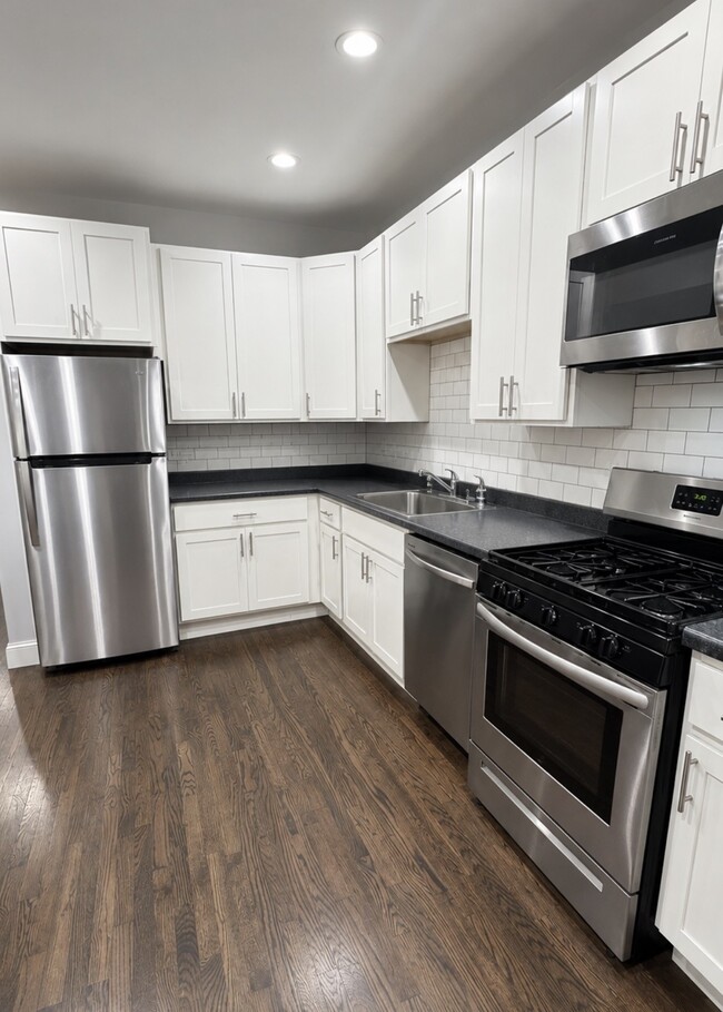 905 Agatite 2 bedroom - 900 W Montrose Ave