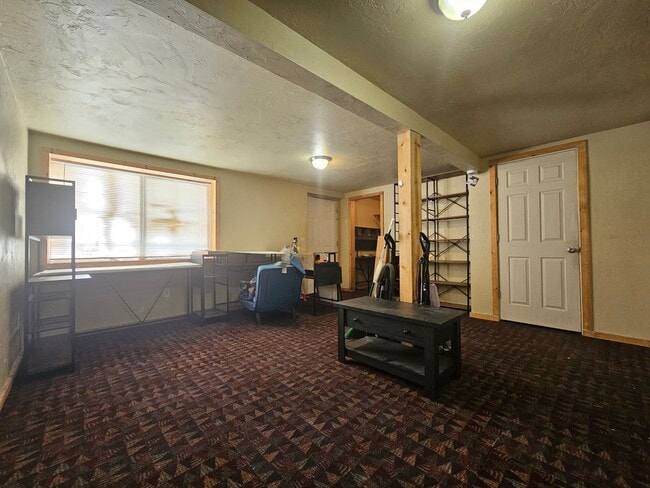Building Photo - 1 Bedroom 1 Bath triplex Rental
