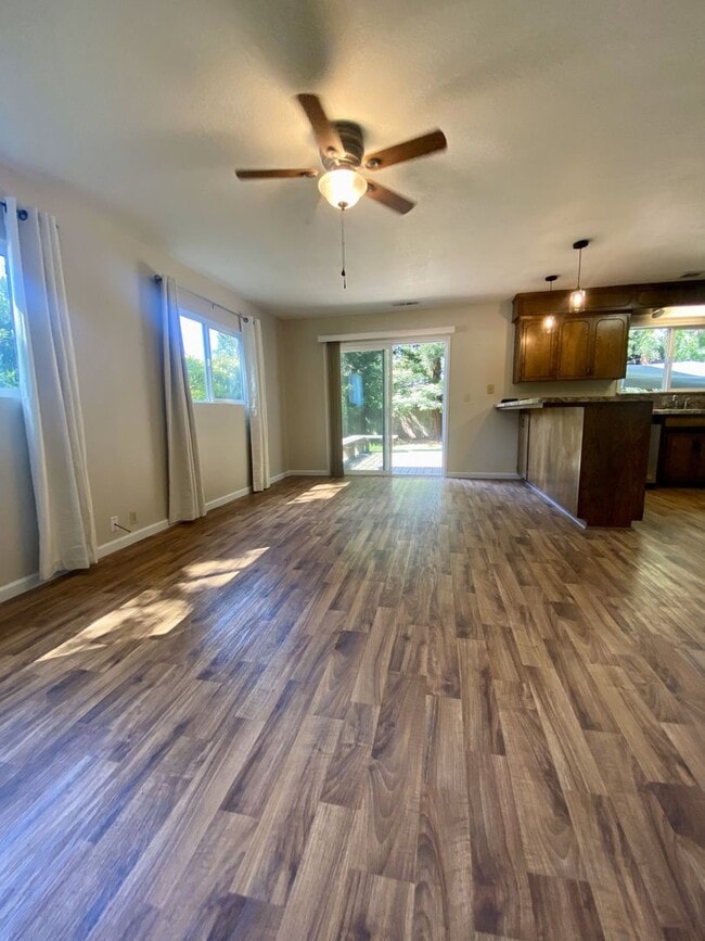 Photo - 2 bedroom house with beautiful backyard!